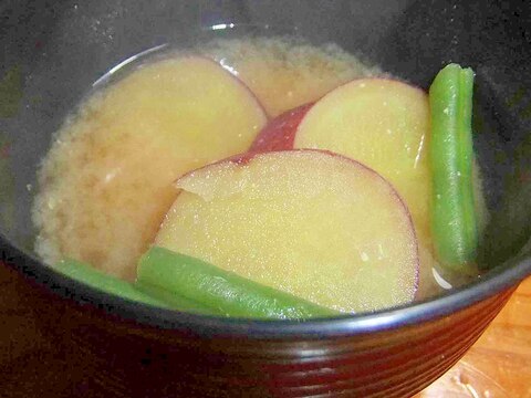サツマイモとインゲンのお味噌汁